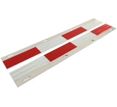 Bandă cu puncte pe clapete de noroi